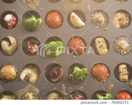 Ahijo with a takoyaki machine 76900251