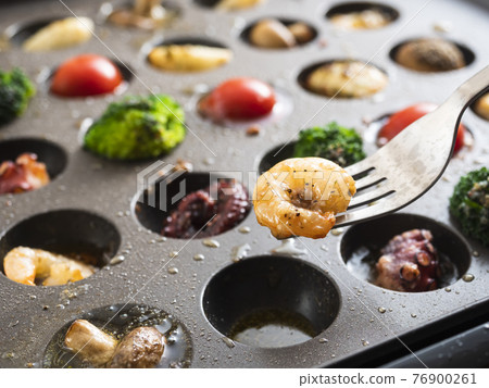 Ahijo with a takoyaki machine Ahijo with a takoyaki machine 76900261