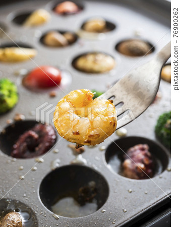 Ahijo with a takoyaki machine 76900262