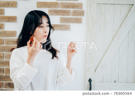 吃餅乾的年輕女人 76900564