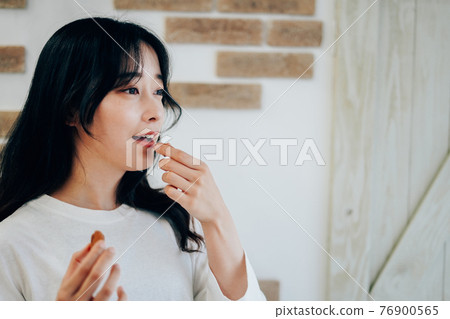 吃餅乾的年輕女人 76900565