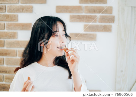 吃餅乾的年輕女人 76900566