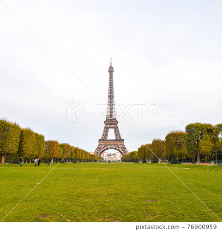 The Eiffel Tower in Paris, France 76900959