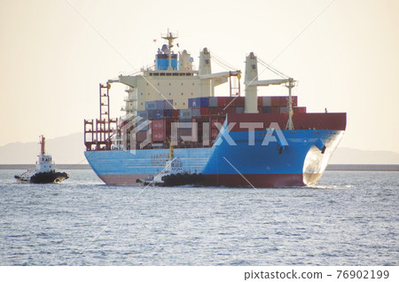 首航後抵達大阪港的新型集裝箱船 76902199