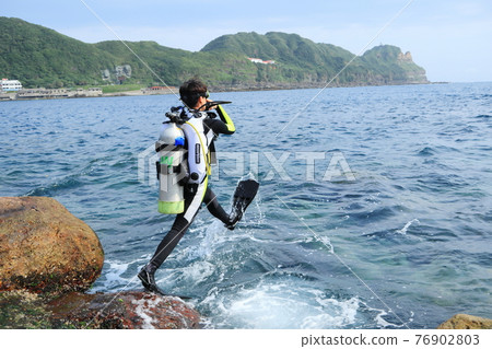 潛水員 跨步式入水 潛水 龍洞 新北市 台灣 76902803