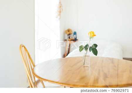 房間裡陳列的玫瑰花 房間裡陳列的玫瑰花 76902971