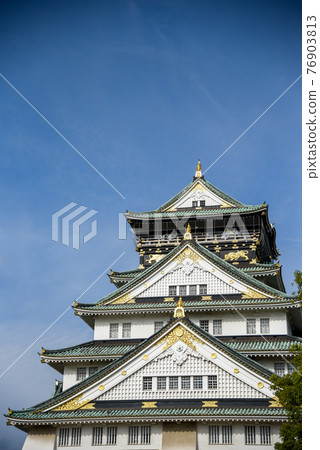 Osaka castle with blue sky Osaka castle with blue sky 76903813