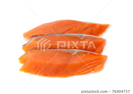 3 slices of raw coho salmon, bone-removed product 3 slices of raw coho salmon, bone-removed product 76904737