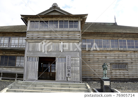Roadside station Obira Nishinbanya and a female figure carrying Mokko 76905714
