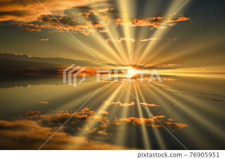 Sun rays shining into the Mirror Lake Uyuni salt lake 76905951
