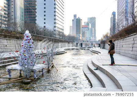Cheonggyecheon stream in winter, Seoul, South Korea Cheonggyecheon stream in winter, Seoul, South Korea 76907255