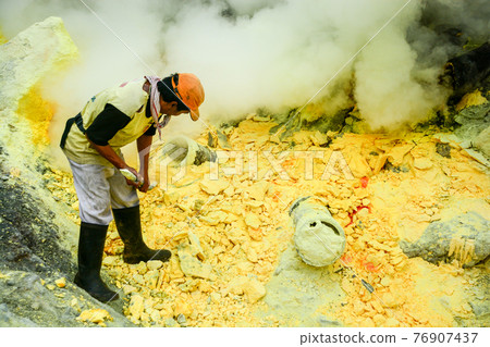 Sulfur miner in Kawah Ijen, Java, Indonesia 76907437