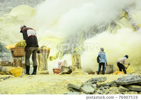 Sulfur miners in Kawah Ijen, Java, Indonesia 76907519