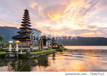 Pura Ulun Danu Bratan at Bali, Indonesia Pura Ulun Danu Bratan at Bali, Indonesia 76907522