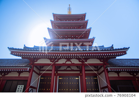 The front of the five-story pagoda of Sensoji Temple in the clear sky 76908104