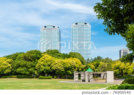 從幕張海濱公園看到的世界商務花園雙子塔 76909540