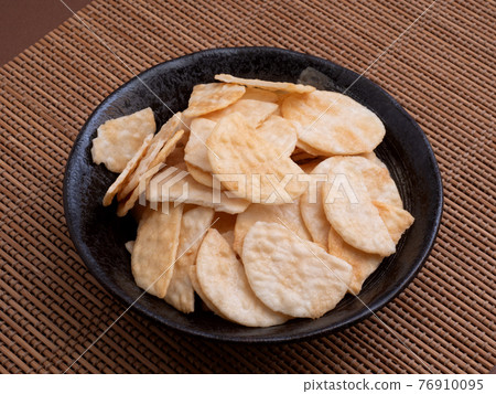 Cracked rice cracker Cracked rice cracker 76910095