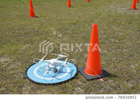 無人機學校的飛行訓練 76910951