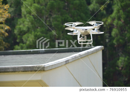 Inspect the roof with a drone Inspect the roof with a drone 76910955