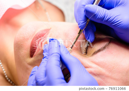 Mechanical cleansing of the face with a spoon uno, removing grease and blackheads. 76911066