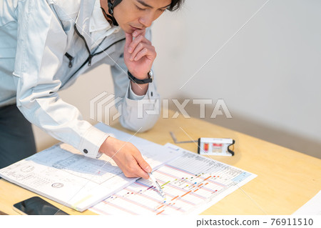 Site supervision to check the construction schedule Site supervision to check the construction schedule 76911510