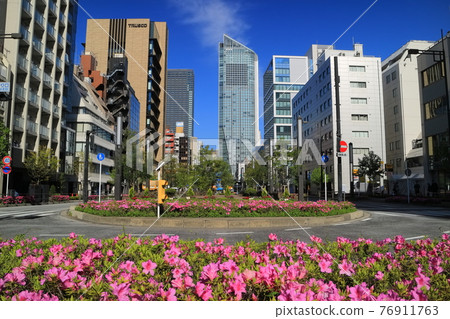 [Tokyo] MacArthur Street (Shintora Street) and Toranomon Hills under sunny weather 76911763