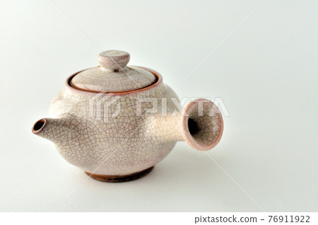 Tea pot of roasted green tea 76911922
