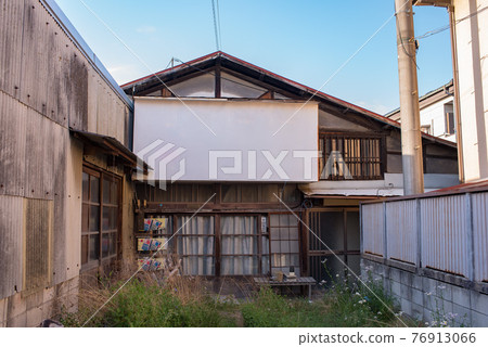 住宅區一棟空蕩蕩的舊房子,上面有一個純白色的標誌 住宅區一棟空蕩蕩的舊房子,上面有一個純白色的標誌 76913066