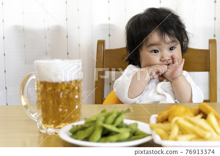 寶寶在家喝啤酒的圖片(0歲,9個月,日本,女孩) 寶寶在家喝啤酒的圖片(0歲,9個月,日本,女孩) 76913374