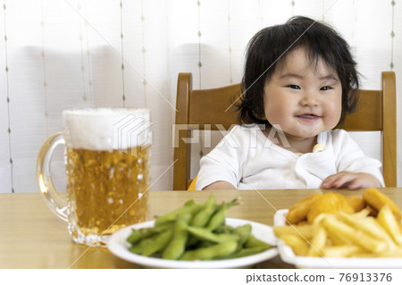 寶寶在家喝啤酒的圖片(0歲,9個月,日本,女孩) 寶寶在家喝啤酒的圖片(0歲,9個月,日本,女孩) 76913376