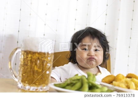 Image of baby drinking beer at home table (0 years old, 9 months old, Japanese, girl) Image of baby drinking beer at home table (0 years old, 9 months old, Japanese, girl) 76913378