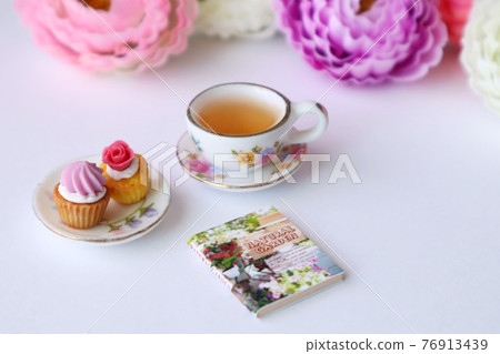 下午茶時間和雜誌 76913439