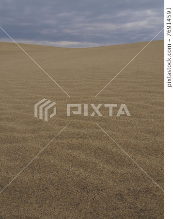 Cloudy dunes with beautiful wind patterns 76914591