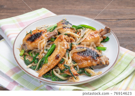 Stir-fried chicken wings with bean sprouts Stir-fried chicken wings with bean sprouts 76914623
