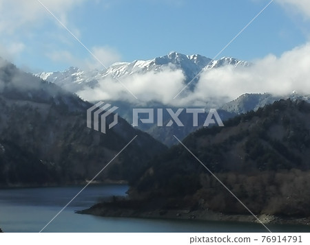 winter mountain 76914791