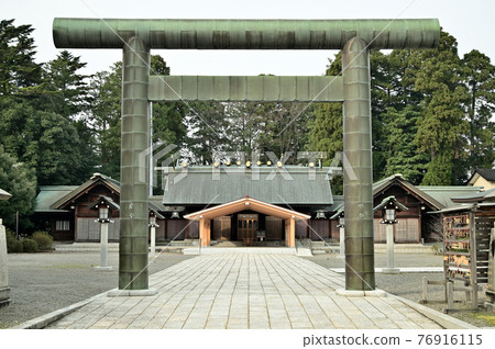 Kanazawa City Ishikawa Gokoku Shrine 76916115