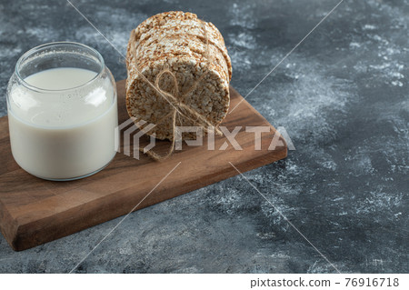 Puffed rice cakes and fresh milk on wooden board Puffed rice cakes and fresh milk on wooden board 76916718