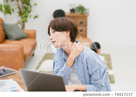 Mother teleworking while raising children (tired, stiff shoulders) 76917237