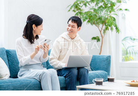 一對中年夫婦在客廳裡放鬆 一對中年夫婦在客廳裡放鬆 76917285
