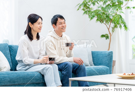 中年夫婦在客廳喝咖啡 中年夫婦在客廳喝咖啡 76917406