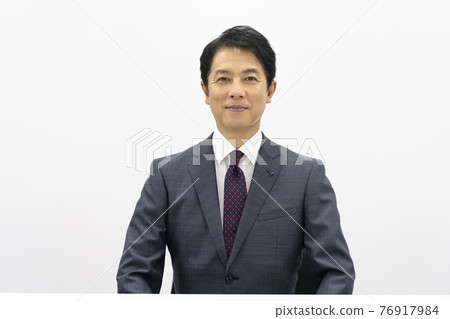 穿著西裝看著相機的中間人 76917984