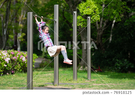 Girls playing with iron bars 76918125