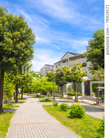 A quiet residential area	 76919571