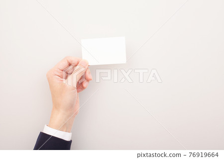 提供空白卡片、空白名片或卡片的手 76919664