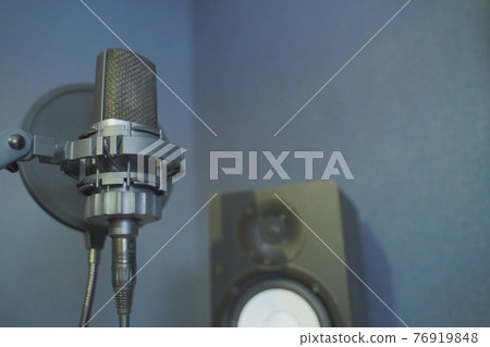 Live streaming with a microphone 76919848