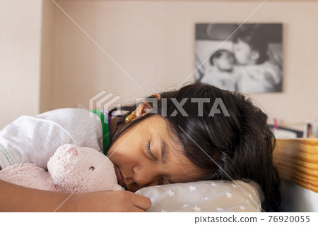 Little girl sleeping on her bed inside her room Little girl sleeping on her bed inside her room 76920055