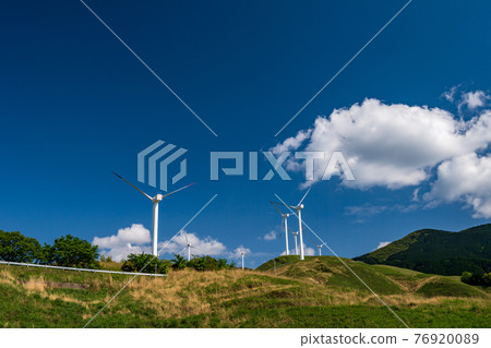 風力發電在夏天藍藍的天空和潔白的雲朵景觀轉過身來 風力發電在夏天藍藍的天空和潔白的雲朵景觀轉過身來 76920089