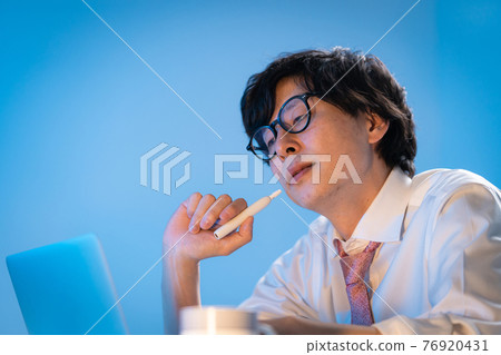 商人加班電子煙 商人加班電子煙 76920431