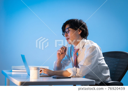 商人加班電子煙 76920439