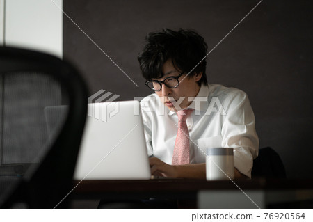 Businessman overtime 76920564